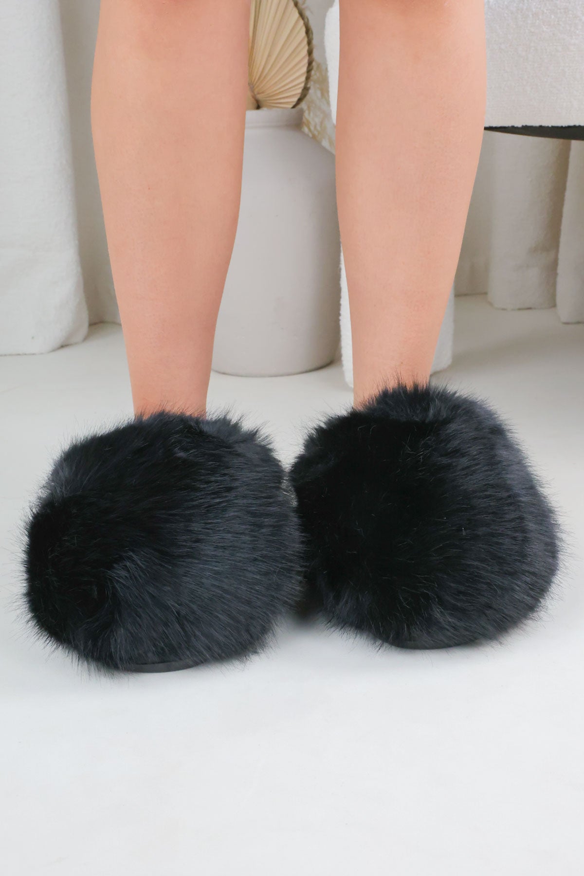 Womens Luxuriously Soft Plush Large Faux Fur Fluffy Slippers Black