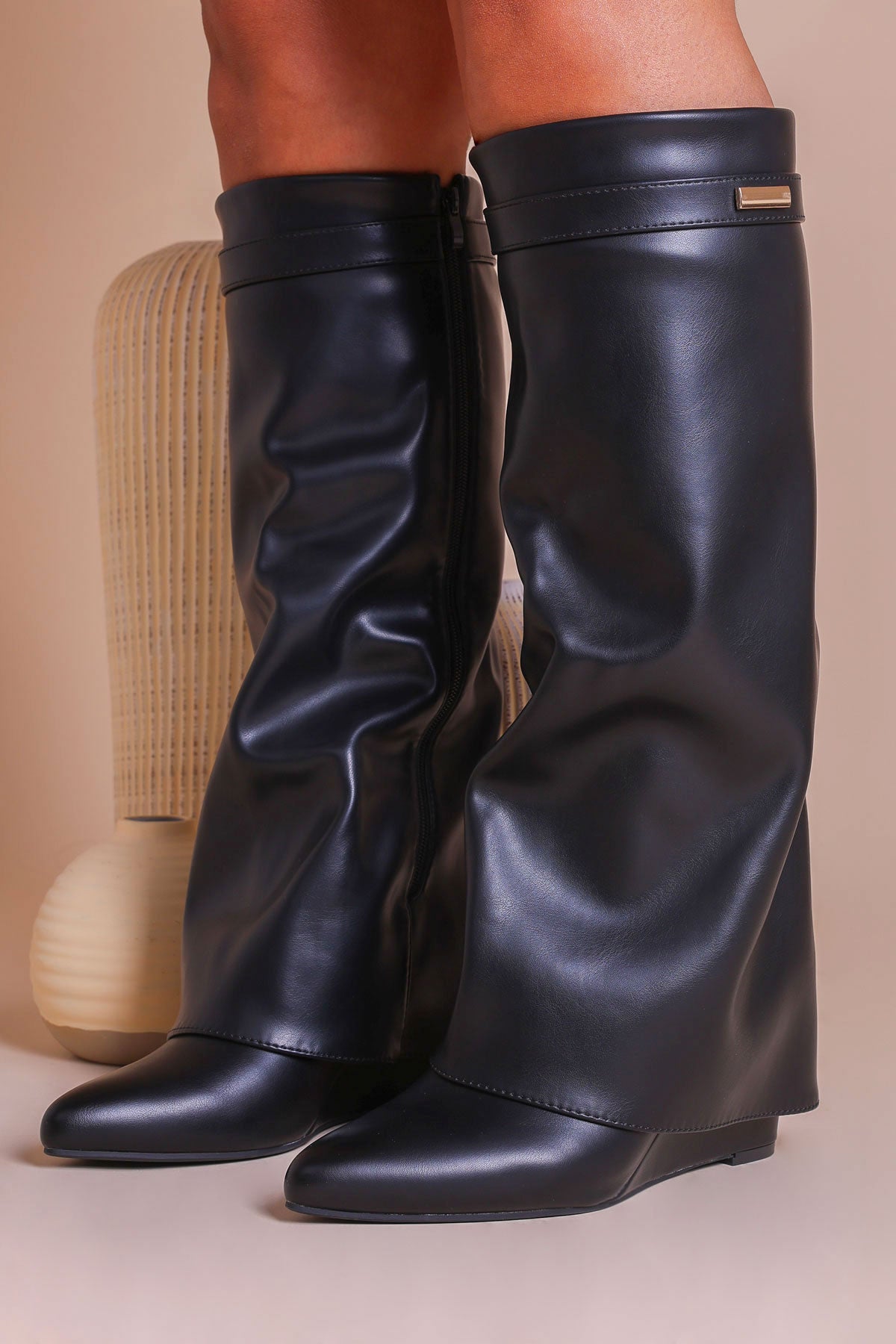 Bottes Mode Shark à Talon Plat Ideal Shoes - Taille 38 - Neuf Avec Emballage