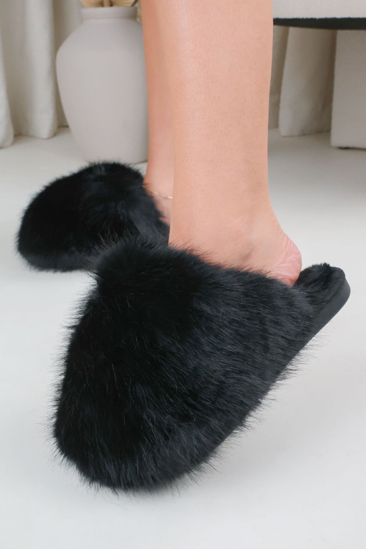 Womens Luxuriously Soft Plush Large Faux Fur Fluffy Slippers Black