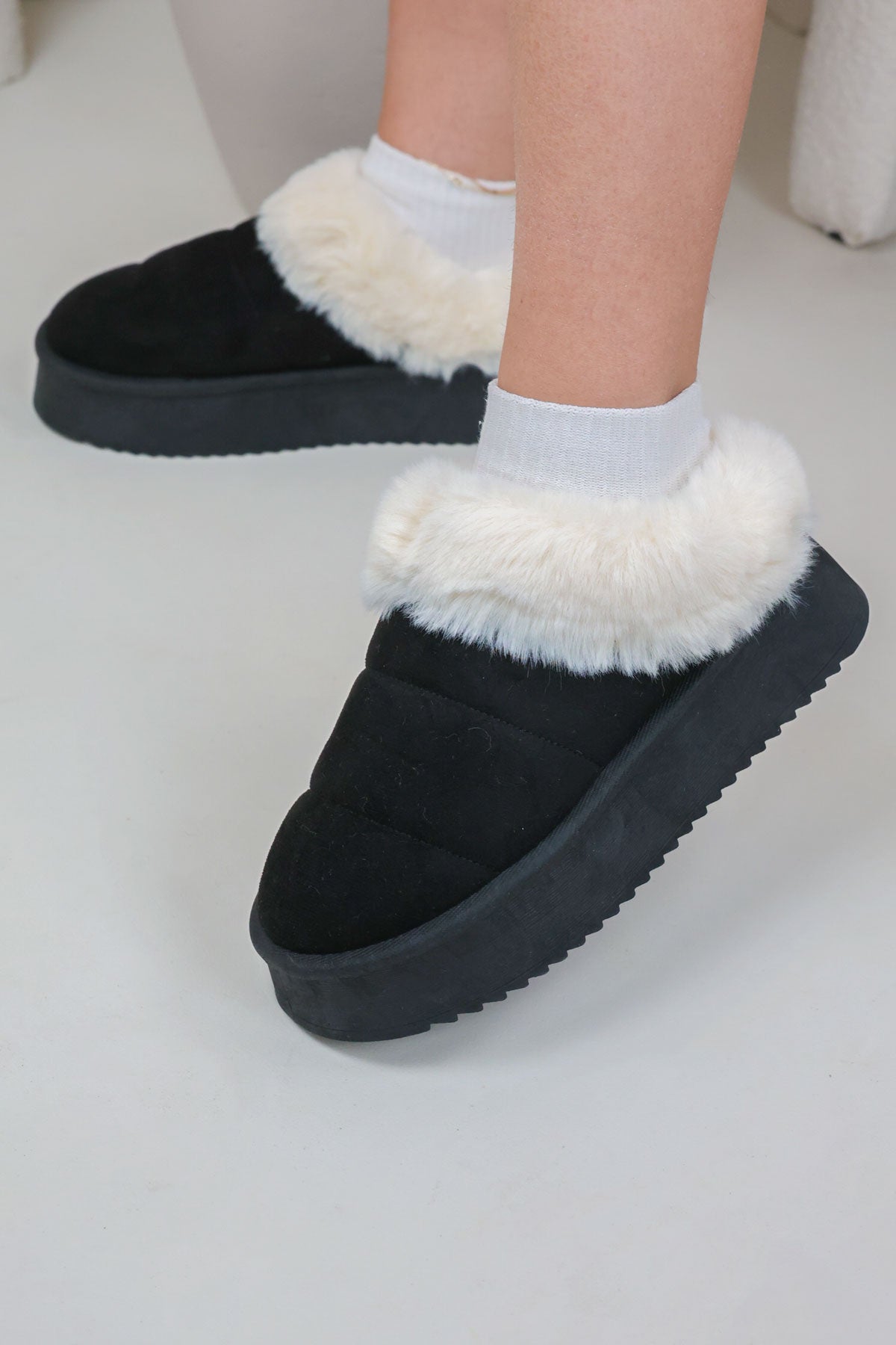 国内で当店のみ FY SPR - Beige Faux-Fur  Boots AZALEA WANG LOURDANNE IVORY FUR LACE UP BOOT – AKIRA