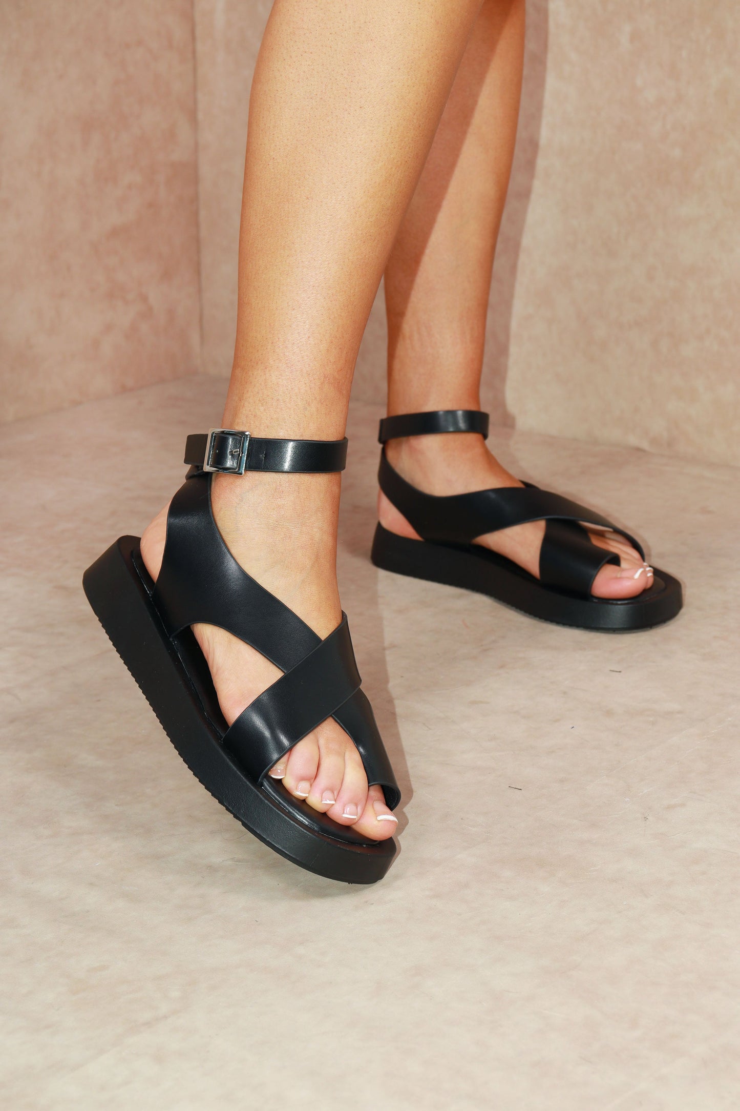 Chunky Gladiator Toe Loop Sandals Black